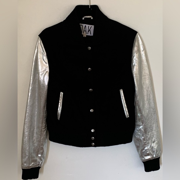 OAK.Rare Gorgeous women’s Silver Leather bomber jacket .Used.Size M - Picture 2 of 7